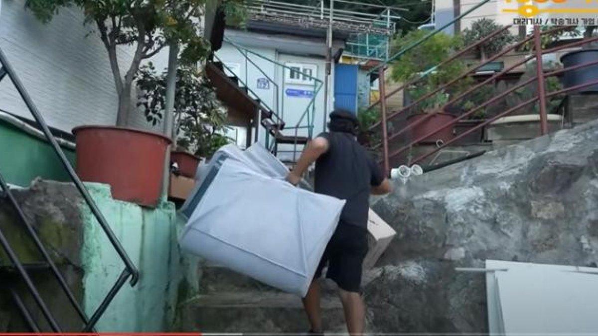 Kim Soo Hyeon, kurir di pulau terpencil kerja siang malam mengirim barang. Ia digaji Rp80 juta sebulan.