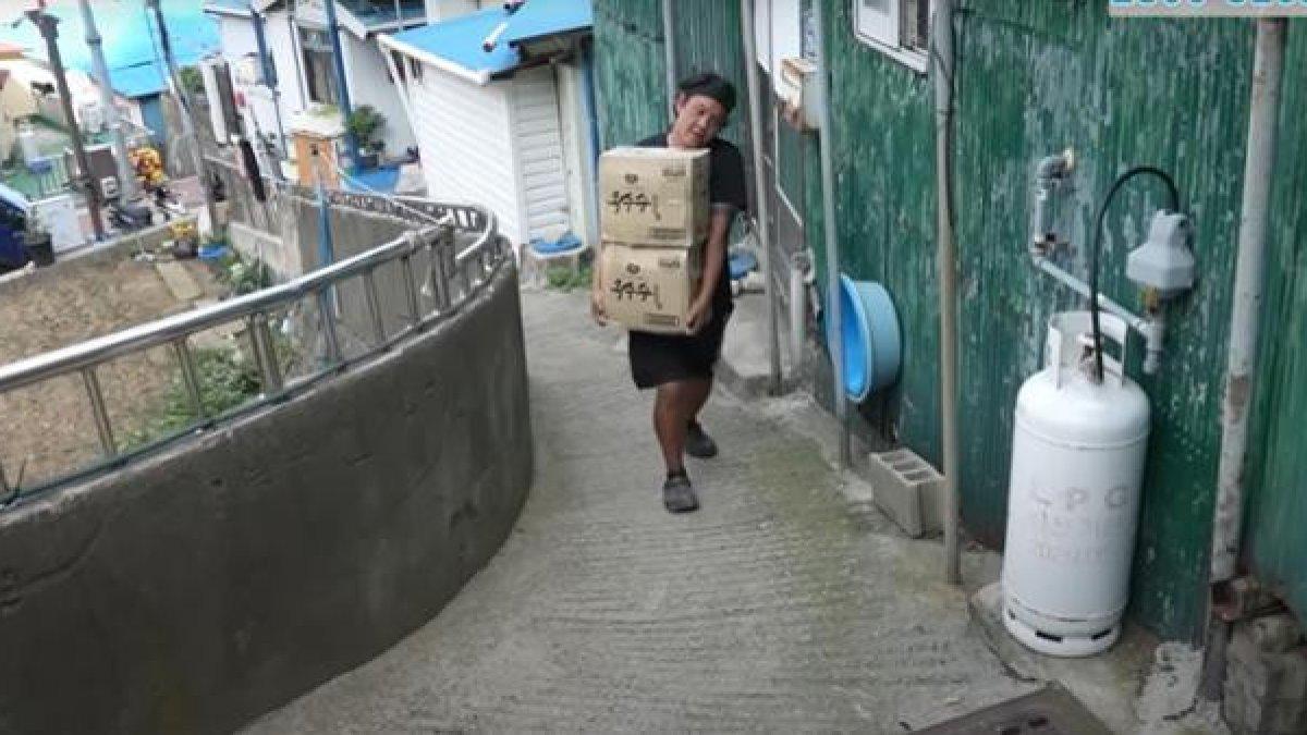 Kim Soo Hyeon, kurir pengiriman barang di pulau terpencil.