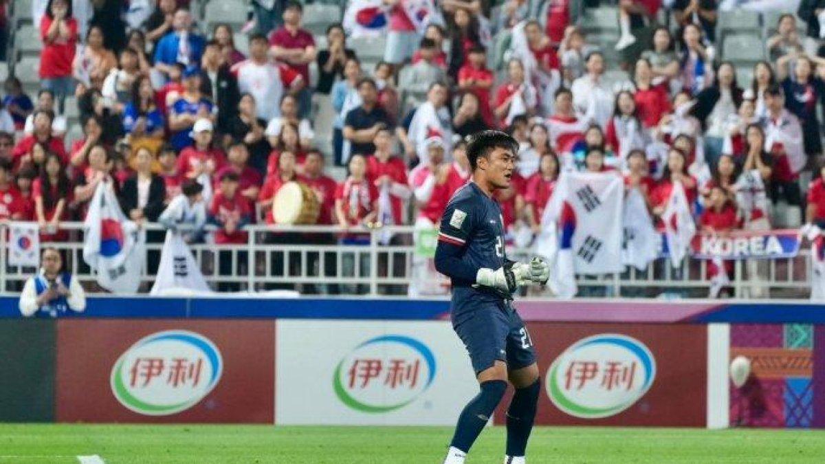 Kiper Timnas Indonesia, Ernando Ari berselebrasi dalam laga kontra Korea Selatan U-23.