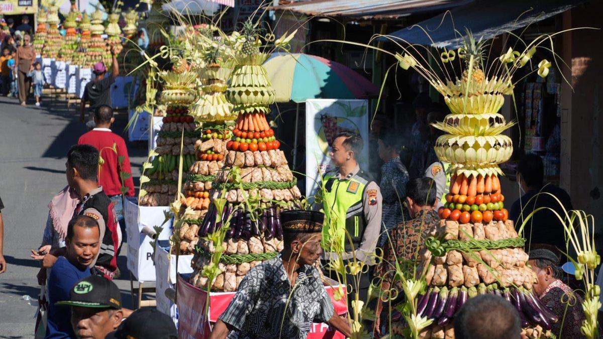 SYAWALAN DI KLATEN - Kirab 23 gunungan ketupat Grebeg Syawalan di Bukit Sidoguro, Desa Krakitan, Kecamatan Bayat, Klaten pada Senin (7/4/2025).