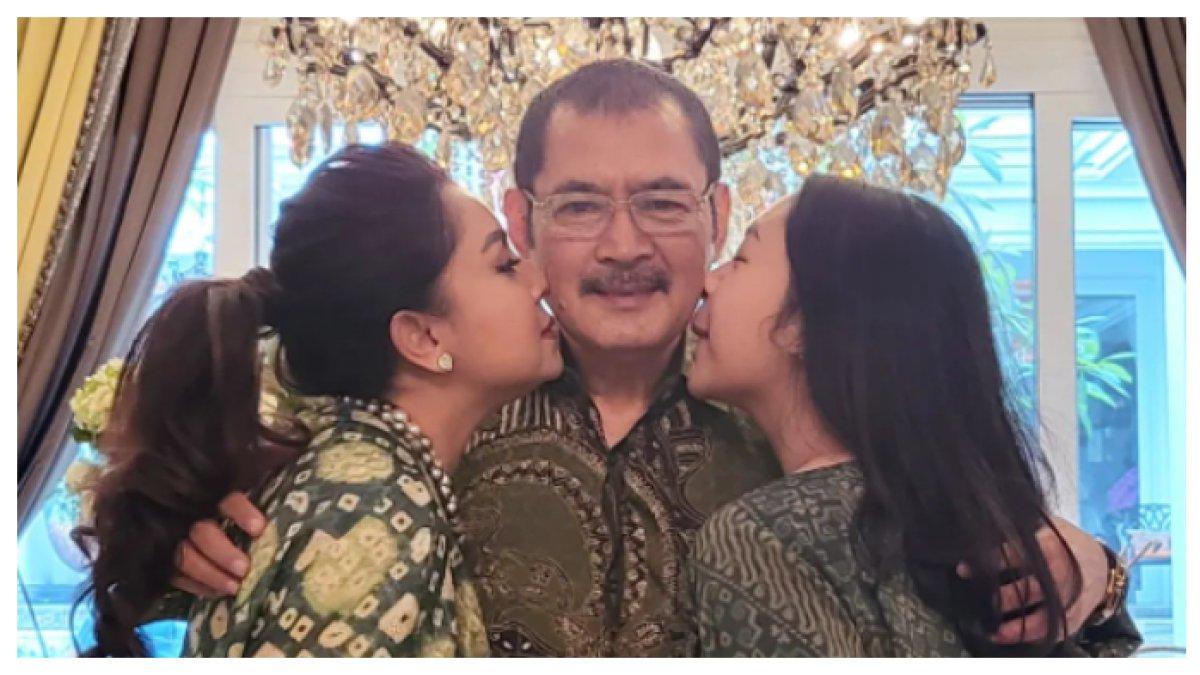 Usai berpisah dengan Halimah, Bambang menikah dengan penyanyi Mayangsari.