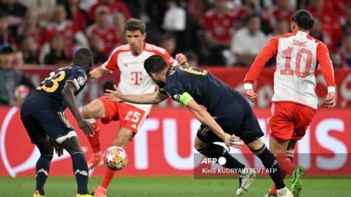 (Kiri-Kanan) Gelandang Real Madrid Sergio Arribas, penyerang Jerman Bayern Munich Thomas Mueller, bek Real Madrid Spanyol Nacho Fernandez dan penyerang Jerman Bayern Munich Leroy Sane bersaing memperebutkan bola di semifinal Liga Champions pada 30 April 2024 di Munich.