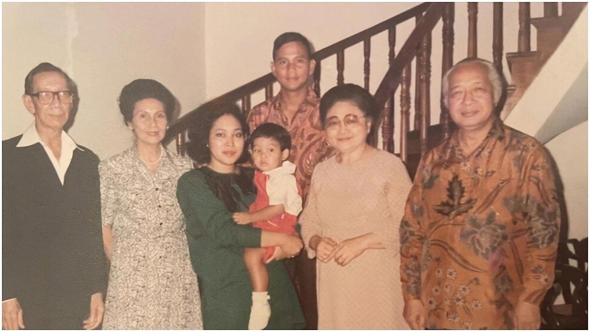 Kisah cinta Presiden Indonesia terpilih Prabowo Subianto dan Titiek Soeharto.