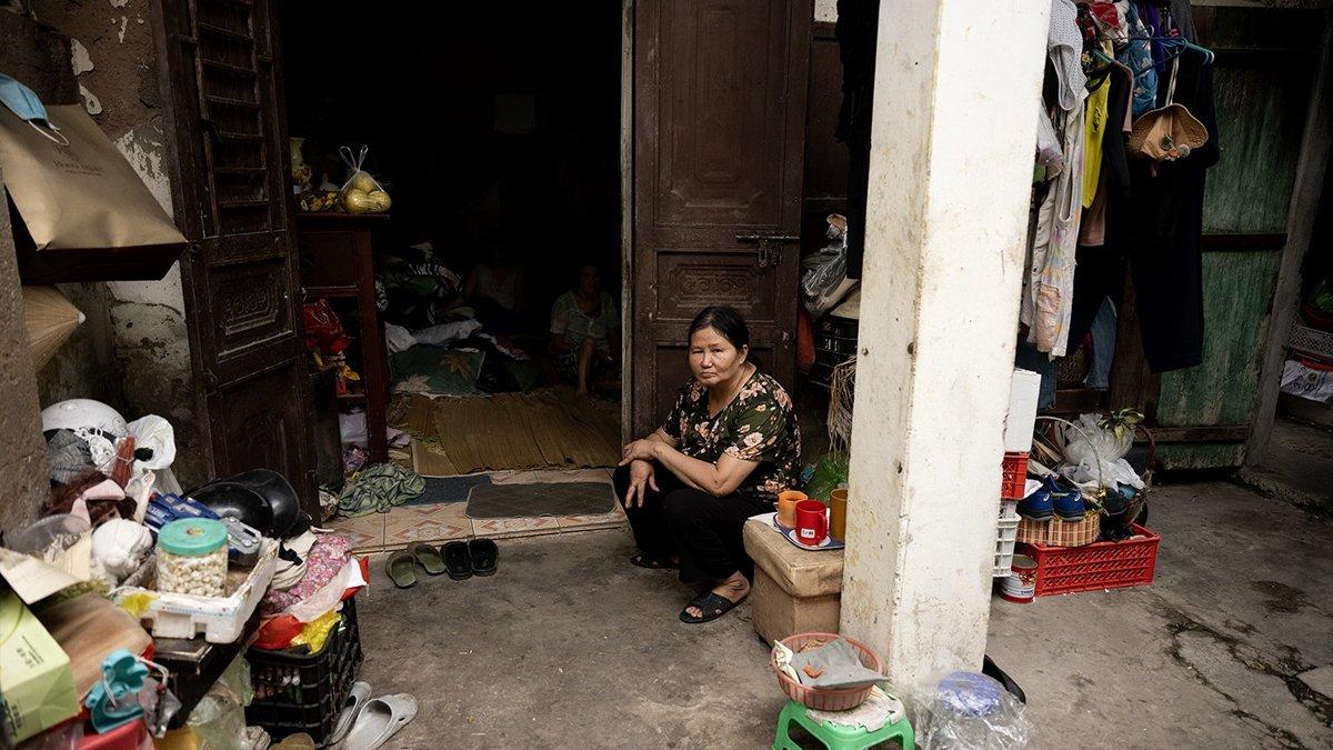 Kisah seorang wanita berusia 80 tahun hidup bersama 10 anaknya yang ODGJ, kondisi rumah begitu miris penuh dengan sampah