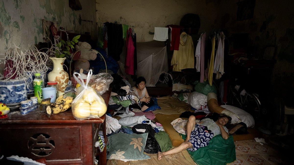 Kisah seorang wanita berusia 80 tahun hidup bersama 10 anaknya yang ODGJ, kondisi rumah begitu miris penuh dengan sampah
