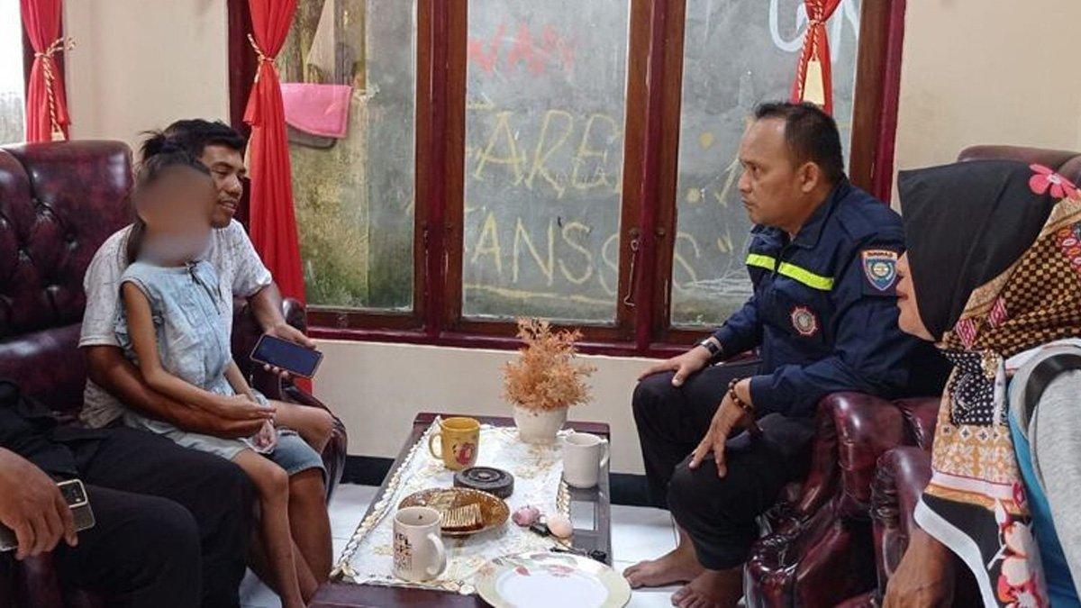 Kiswanto Hendrawan (36) yang merupakan kakak angkat anak bernama Sakila (10)