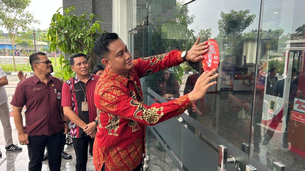 KLATEN ANTI PUNGLI - Penyematan stiker oleh Bupati Klaten Hamenang Wajar Ismoyo, serta sosialisasi kepada pegawai terkait larangan dan pencegahan praktik pungli, Kamis (22/5/2025).