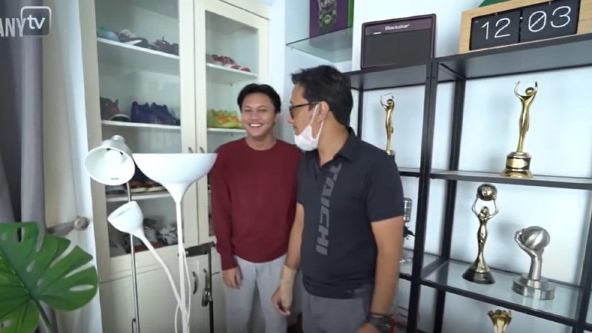 Koleksi piala dan sepatu