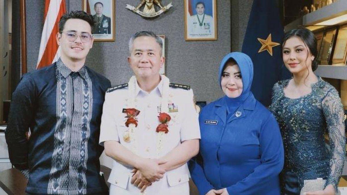 Kolonel Laut (K) dr. Mohamad Sulaiman Abidin, Sp. M, bersama anaknya Awkarin dan calon mantu