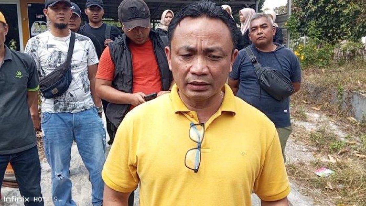 Dirkrimum Polda Jabar Kombes Surawan saat memberikan keterangan pers kepada awak media di TKP kasus pembunuhan ibu dan anak di Subang, Sabtu (21/10/2023).