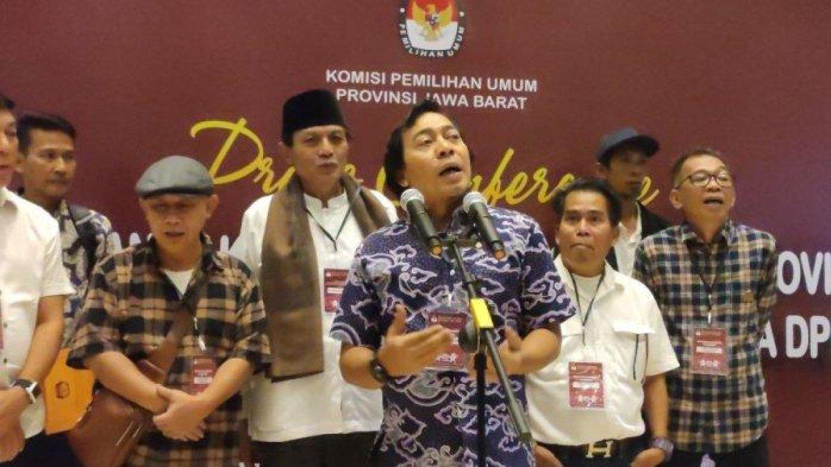 Komedian Alfiansyah Bustami alias Komeng resmi mendaftar DPD RI ke
