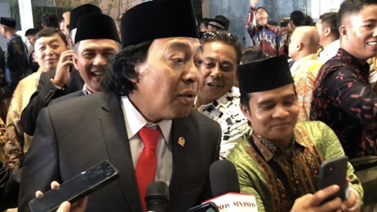 MOBIL KOMENG - Anggota DPD RI dari Jawa Barat Alfiansyah Bustami atau Komeng di Komplek Parlemen, Senayan, Jakarta, Selasa (1/10/2024). Komeng ternyata tidak mendapat mobil dinas, alhasil ia menggunakan kendaraan pribadinya.