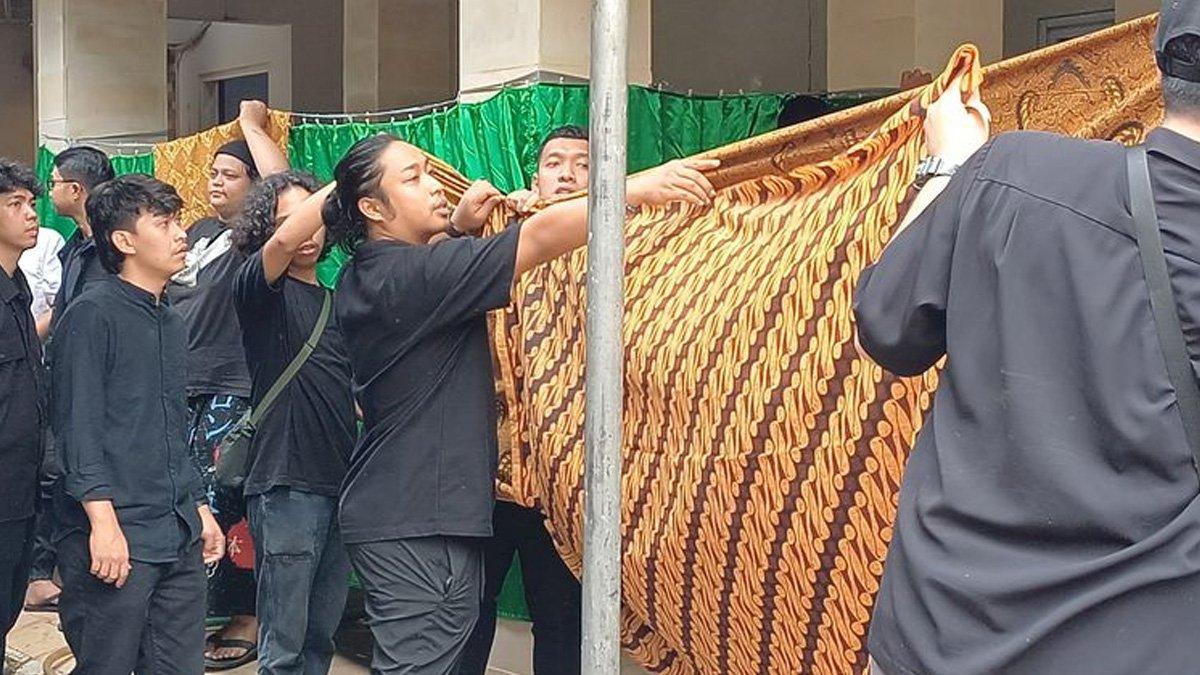 Komika Indra Jegel dan Praz Teguh (kiri) ikut membantu proses memandikan jenazah komika Babe Cabita di rumah duka di kawasan Cirendeu, Tangerang Selatan, Selasa (8/4/2024).