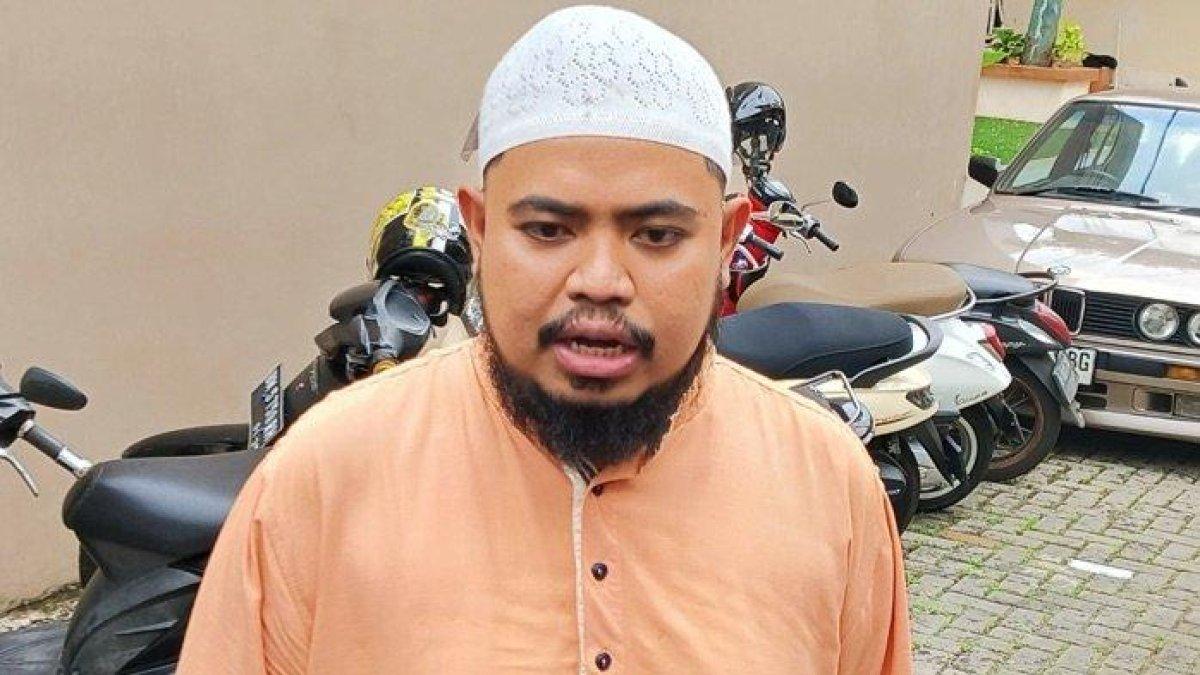 Komika dan pemain film Rigen Rakelna melayat jenazah Babe Cabita di rumah duka, kawasan Cirendeu, Tangerang Selatan, Selasa (9/4/2024).