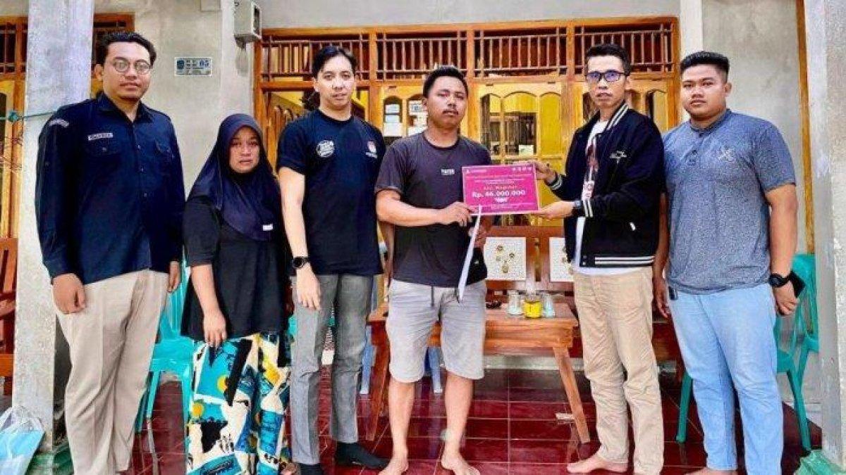 Komisioner KPU Kabupaten Pangandaran dan jajarannya memberikan santunan, Sabtu (17/2/2024) kepada keluarga almarhum Wagiman, petugas pemilu yang meninggal.