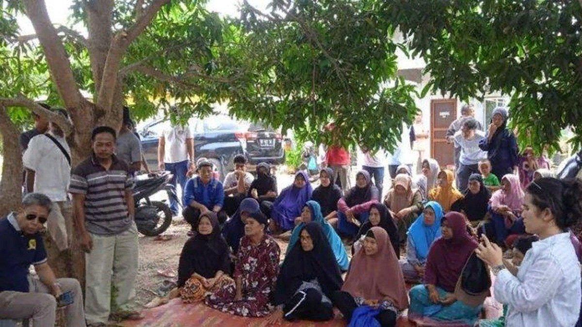 Komisioner Mediasi Komisi Nasional Hak Asasi Manusia (Komnas HAM) saat menemui warga Pulau Rempang, Batam, Sabtu (16/9/2023).