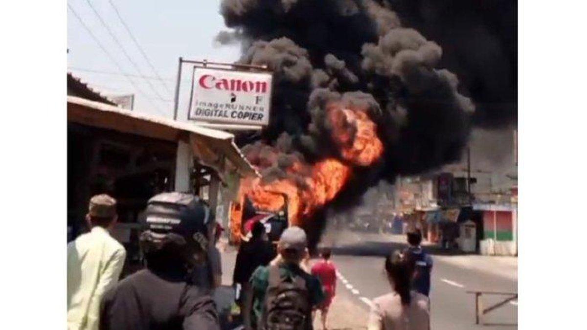 Kondisi Bis Pariwisata saat Terbakar hebat di Depan SPBU Tambakan Jalancagak Subang