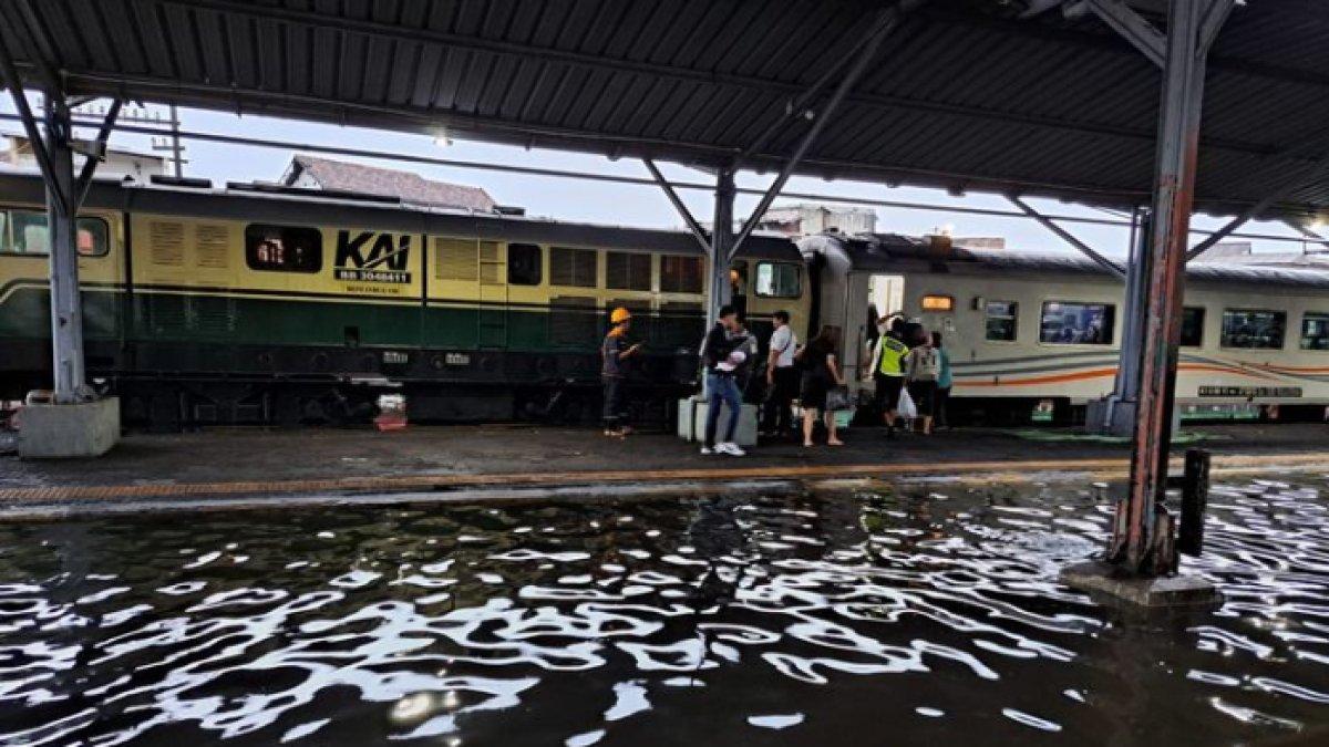 Kondisi Jalur Rel Kereta Api yang tergenang banjir di Semarang, Jawa Tengah, Kamis (14/3/2024).