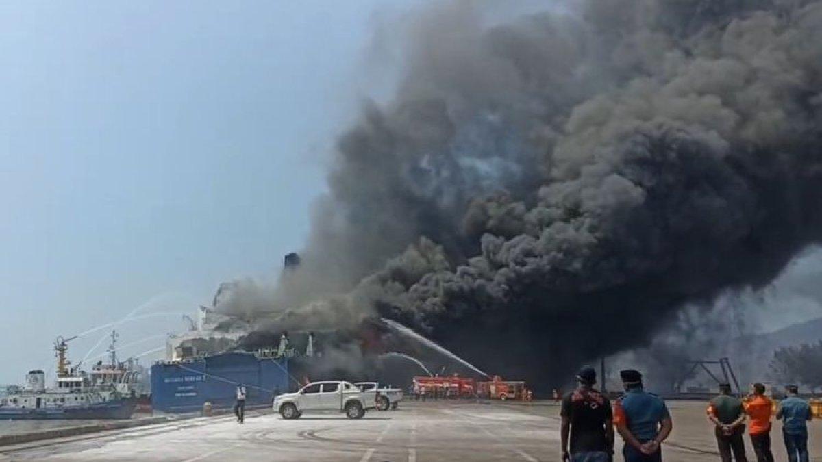 Kondisi KMP Mutiara Berkah I Terbakar di dermaga Pelabuhan Indah Kiat Merak