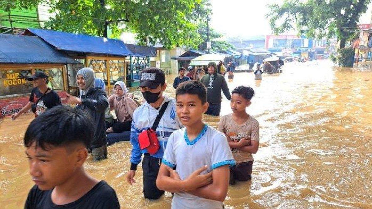 Kondisi banjir di Dayeuhkolot, Kabupaten Bandung, Jumat (12/1/2024) pagi.