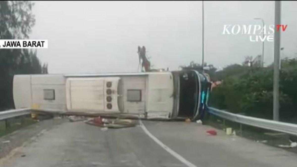 Kondisi bus Handoto terbalik di Tol Cipali