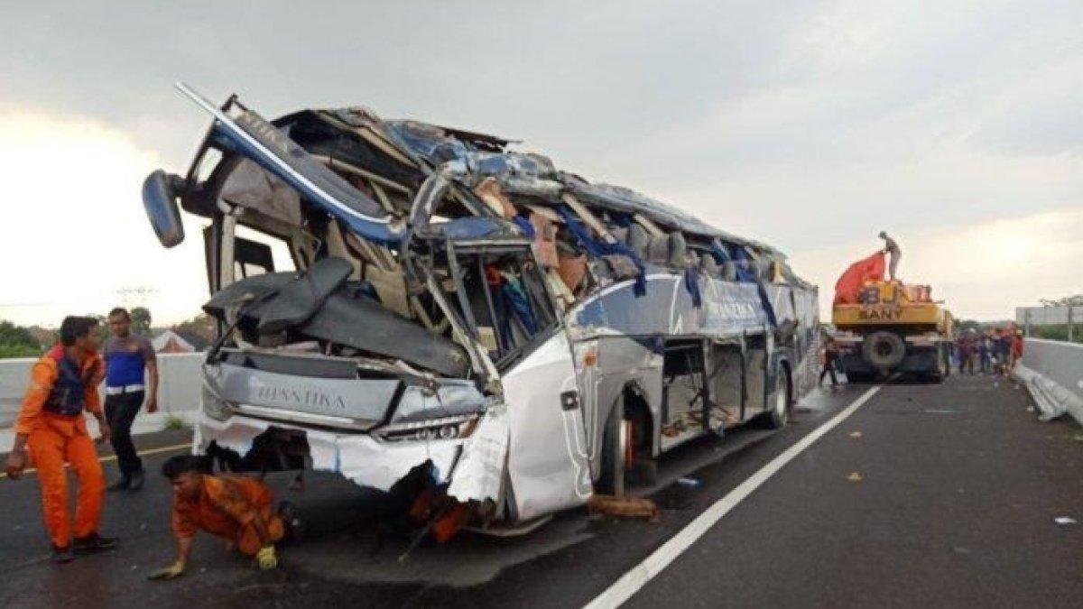 Kondisi bus New Shantika hancur setelah terjun dari ketinggian jalan tol Transjawa di ruas Pemalang kilometer 320 di Kecamatan Ampelgading, Kabupaten Pemalang, Jawa Tengah, Minggu siang, 21 Januari 2024.