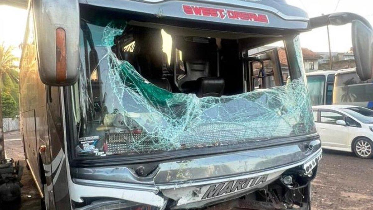 Kondisi bus yang mengalami kerusakan akibat dilempar batu di Kabupaten Cianjur, Jawa Barat.