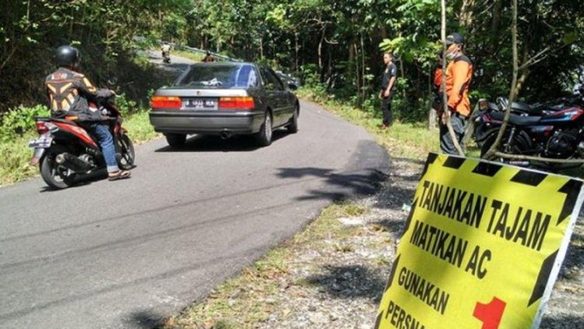 Kondisi jalan jalur Cinomati, Bantul dengan rambu yang terpasang dan petugas yang tengah berjaga pada Selasa (27/6/2017). 