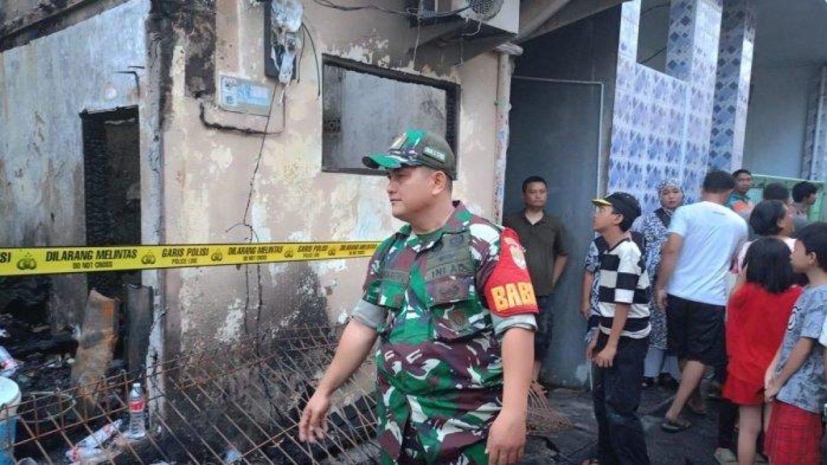 Kondisi jenazah satu keluarga yang tewas menjadi korban kebakaran di Tanjung Priok, Jakarta Utara, berpelukan.