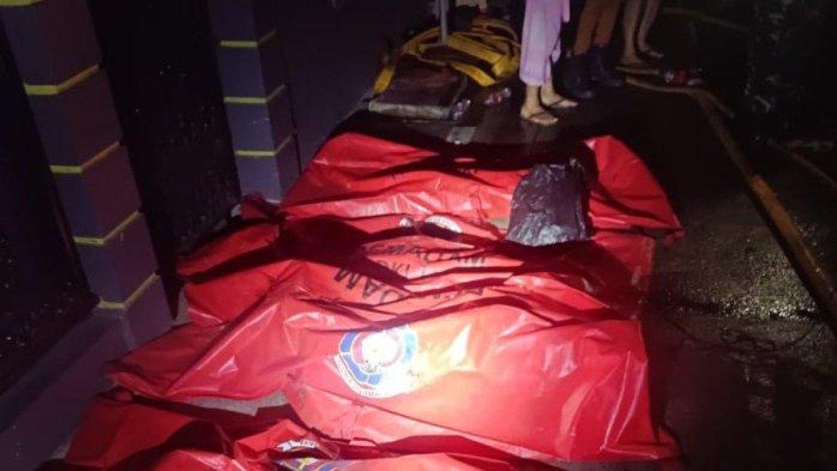 Kondisi jenazah satu keluarga yang tewas menjadi korban kebakaran di Tanjung Priok, Jakarta Utara, berpelukan.