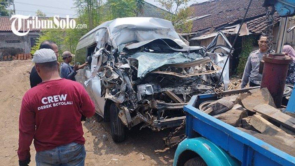 Kondisi minibus yang terlibat kecelakaan maut di ruas KM 485.300 Tol Semarang-Solo, Desa Brajan, Kecamatan Mojosongo, Boyolali, Jumat (3/11/2023).
