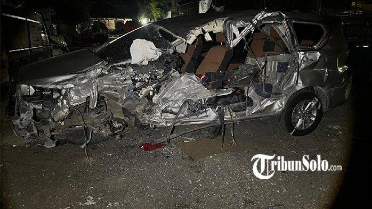 Kondisi mobil Toyota Innova usai terlibat kecelakaan