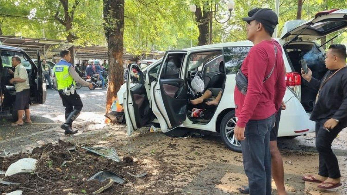 Kondisi mobil Toyota Innova yang menabrak dua korban sampai menaiki trotoar Taman Indonesia Kaya Semarang, Kamis (21/9/2023).