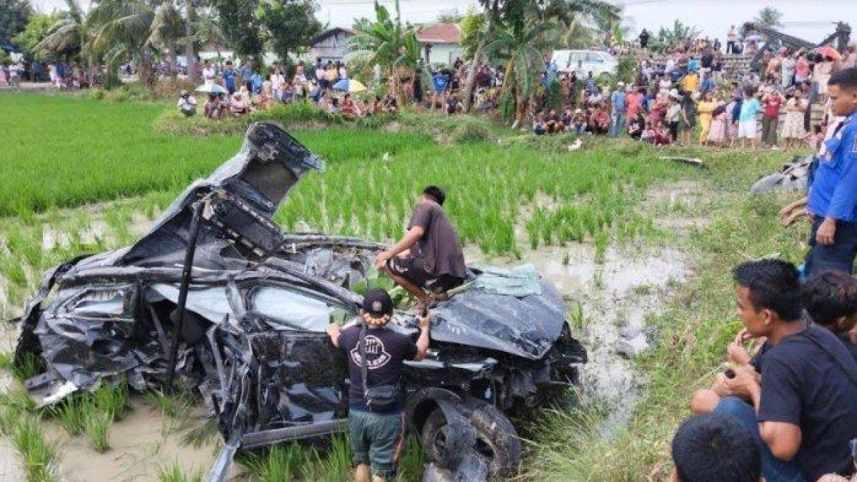 Kondisi mobil korban yang tercampak ke area persawahan