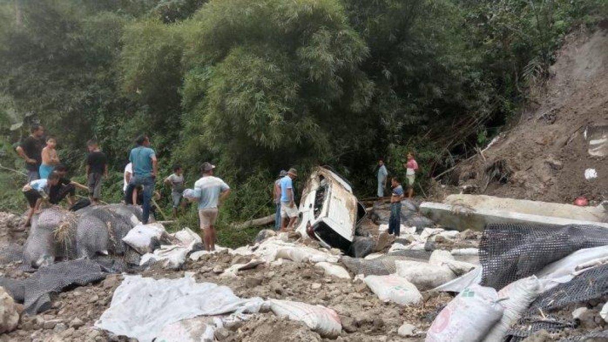 Kondisi mobil minibus setelah terjun ke jurang sedalam 70 meter di Desa Palding Kecamatan Tigalingga Kabupaten Dairi, Senin (11/8/2023). (ist)