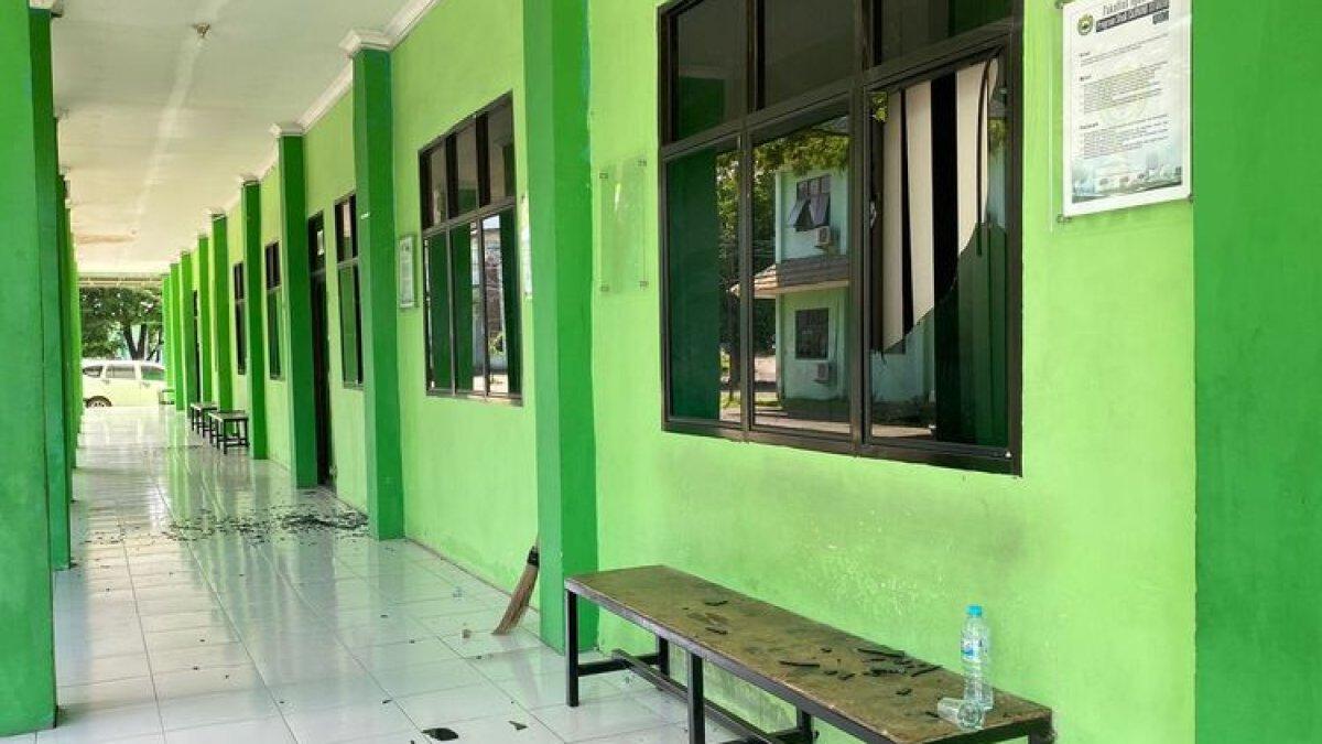 Kondisi salah satu gedung di Fakultas Agama UIM Makassar yang dirusak saat terjadi bentrok dua kubu mahasiswa di Kampus UIM Makassar, Jalan Perintis Kemerdekaan, Kota Makassar, Sulsel, Senin (25/12/2023).