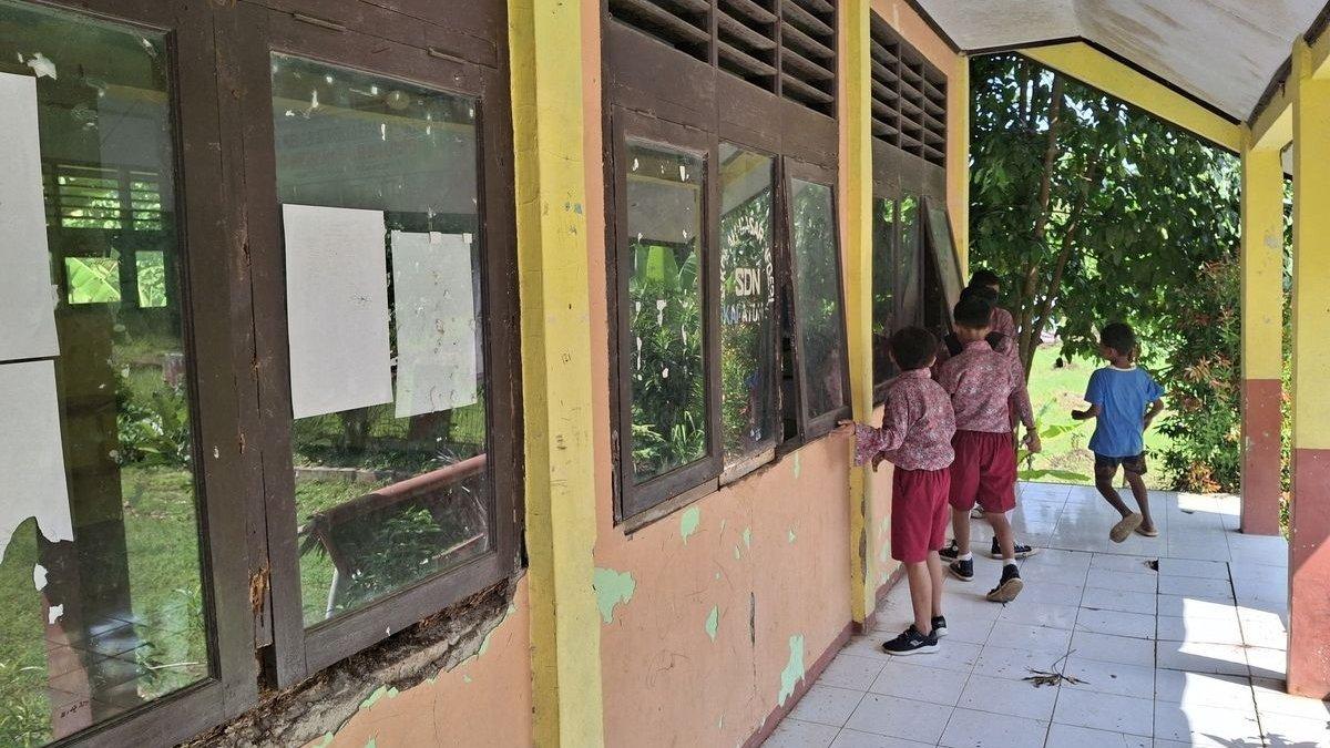 Kondisi sekolah SDN Karaton 5 Pandeglang, Banten, Kamis (10/7/2025). Sekolah ini sepi pendaftar pada SPMB 2025. Kini terima 6 murid baru.