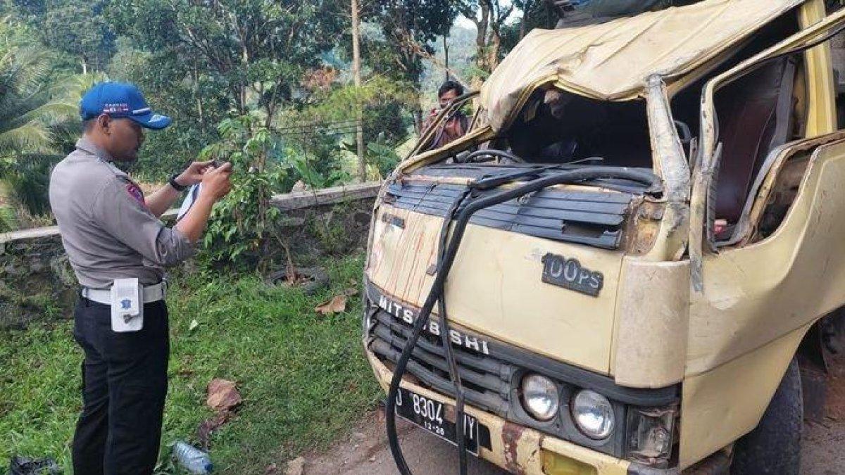 Kondisi truk bermuatan peziarah yang mengalami kecelakaan di Jalan Raya Saguling, Kampung Saleos, Desa Saguling, Kecamatan Saguling, Kabupaten Bandung Barat (KBB), Jumat (26/1/2024) dini hari.