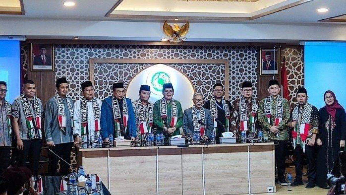 Konferensi pers aksi damai bela Palestina di kantor MUI, Jakarta Pusat. Hari ini 2 juta orang ikut aksi akbar bela Palestina di Monas, Jakarta, dihadiri Menteri Luar Negeri hingga tokoh lintas agama.