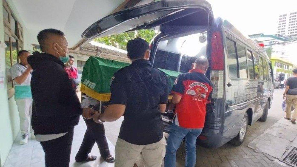 Korban RN saat dievakuasi di RSUD Ibnu Sina Gresik, Senin (6/11/2023). Pesilat tersebut tewas usai sabung dengan pelatih pada Minggu, (5/11/2023).