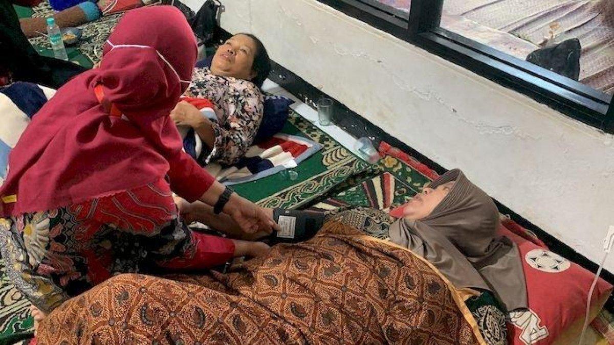 Korban keracunan saat menjalani penanganan nakes di Musala, Desa Ciharashas, Kecamatan Cilaku, Kabupaten Cianjur, Senin (2/10/2023).