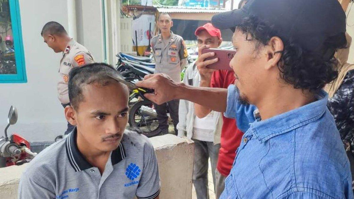 Korban pemukulan, Zulham, menggunting rambut Faizul usai berdamai dan mencabut laporan polsisi yang sempat membuat Faizul dipenjara dan terancam tidak ikut pendidikan Tamtama di Pusdik Brimob Polri di Watukosek, Jawa Timur.
