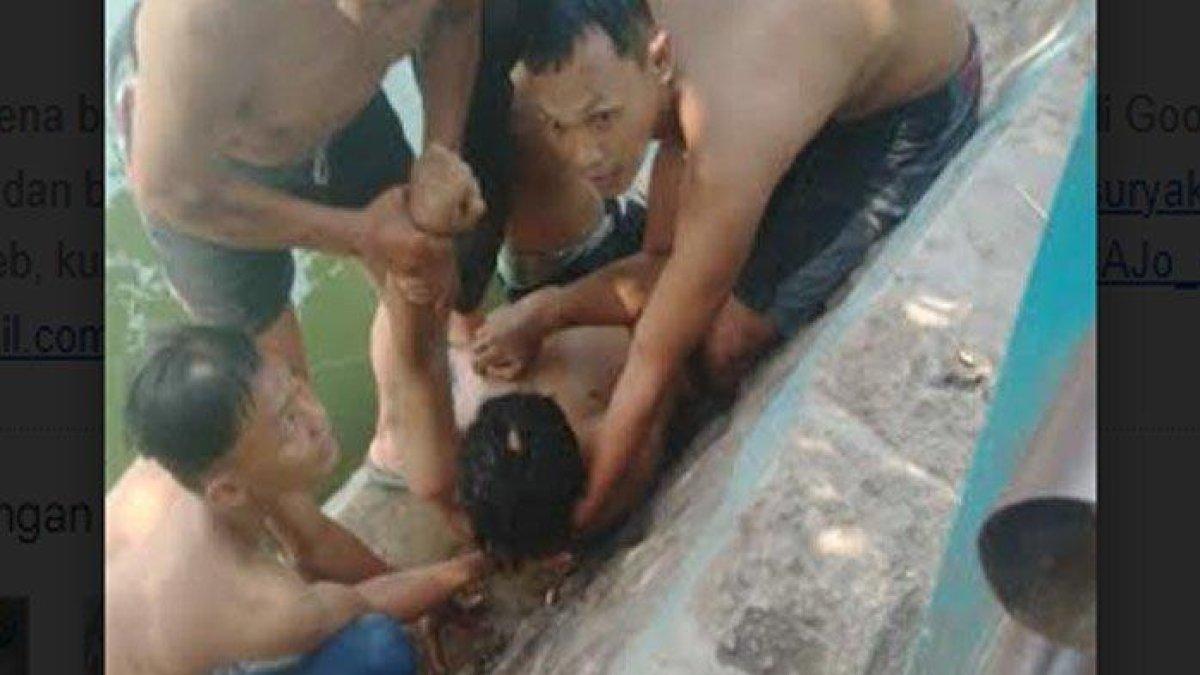 Korban tenggelam dievakuasi warga dari DAM Desa Puloniti, Kecamatan Bangsal, Kabupaten Mojokerto, Minggu (29/10/2023).