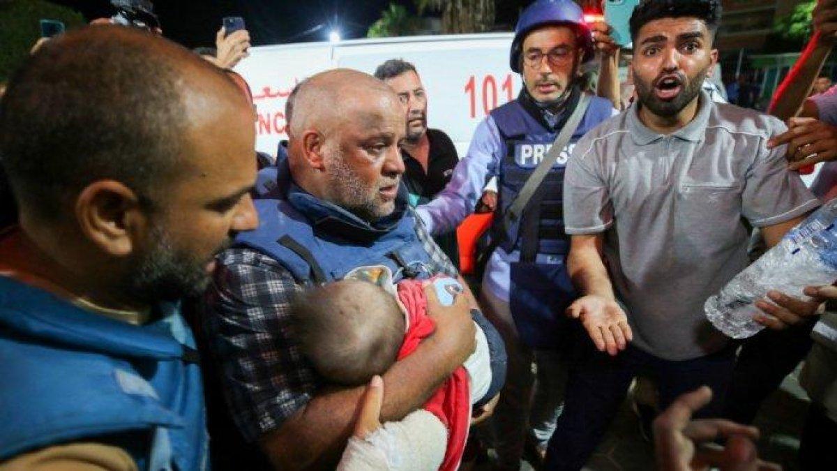 Koresponden Al-Jazeera Wael Al-Dahdouh berduka atas jenazah salah satu dari tiga anaknya yang tewas bersama istrinya dalam serangan Israel di kamp Nuseirat, di rumah sakit Al-Aqsa di Deir Al-Balah di Jalur Gaza selatan, pada 25 Oktober 2023.