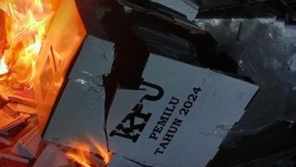 Kotak suara yang dibakar masa di Kecamatan Parado Kabupaten Bima, Kamis (15/2/2024).
