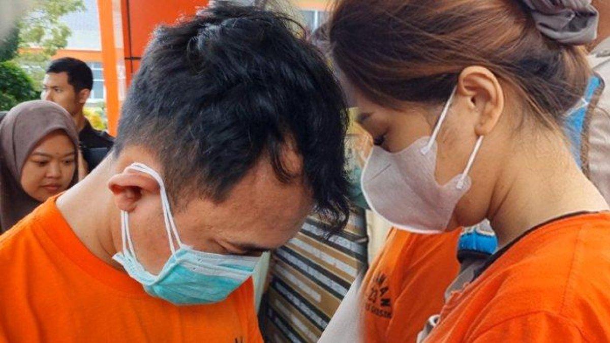 PEMERAN VIDEO SYUR selebgram Krian Sidoarjo, Viska Dhea Ramadhani (27) dan Iclas Budhi Pratama (33) digelandang di Markas Polres Gresik, Rabu (5/2/2025). Rekaman video berhubungan layaknya suami istri selebgram Viska dan Iclas dipergoki istri pemeran pria setelah viral di medsos. Kini, kedua pemeran itu berstatus tersangka dugaan perzinaan dan asusila dan terancam denda ratusan juta.