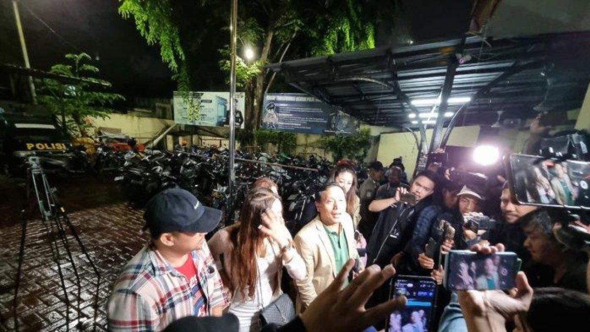 Kuasa hukum, kakak dan mantan kekasih Saipul Jamil mendatangi Polsek Tambora untuk mengetahui kronologi penangkapan Bang Ipul