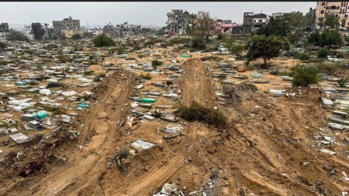 RUSAK PEMAKAMAN- Banyak Kuburan di lingkungan Al-Faluja di Jabalia, Gaza utara, dirusak oleh tentara Israel pada Rabu (13/12/2023) saat militer Israel melakukan serangan darat. Jejak kendaraan yang lebar dan dalam bersilangan melintasi makam-makam atau kuburan dengan gundukan tanah.