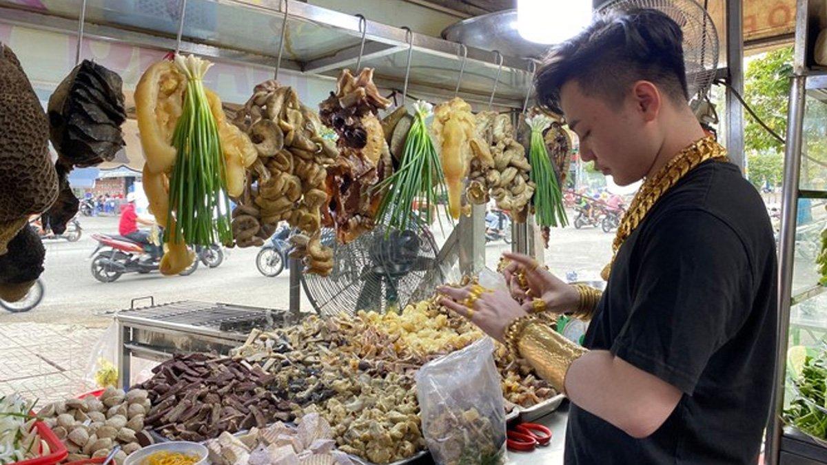 Kuon, penjual sop tampil nyentrik dengan 70 emas.