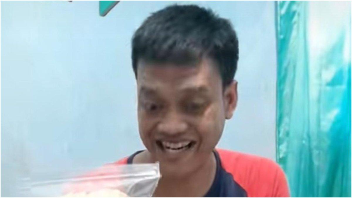 Kurnia Meiga kini berjualan kerupuk emping.
